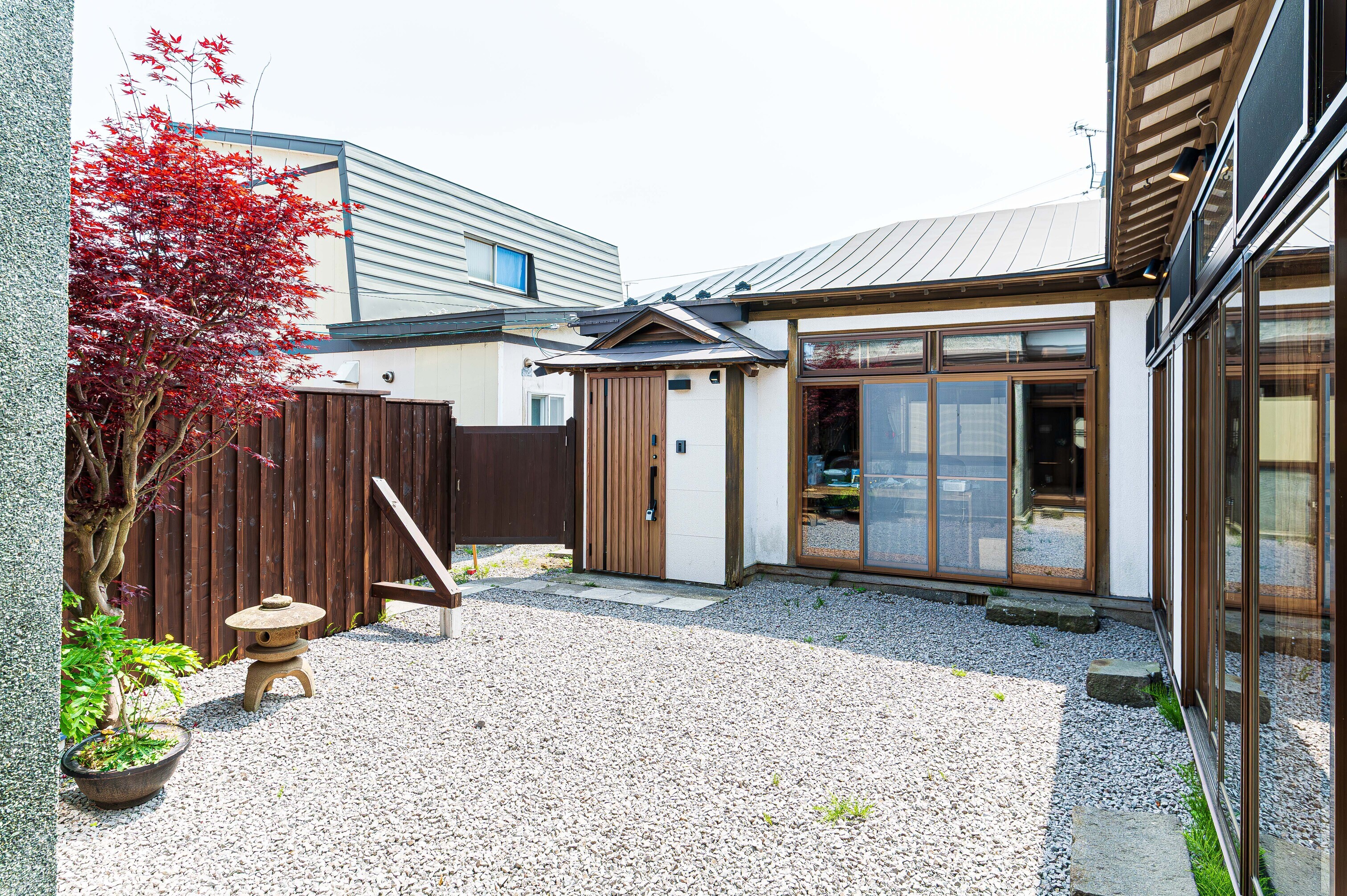 広々とした石の日本庭園