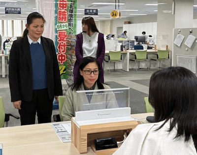 翻訳機でコミュニケーションを取る様子