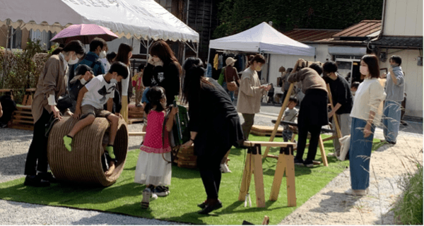 令和4年（2022年）10月に行われた「ぶらり市」での近大生の活動の様子