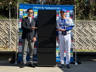 1軍相川監督へ大型冷蔵庫寄贈式