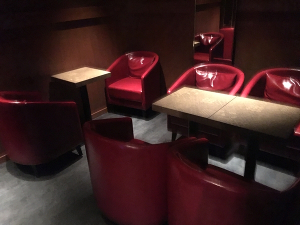 ソファー席と人気メニューのアサイー・デッドリフトで疲労回復を！