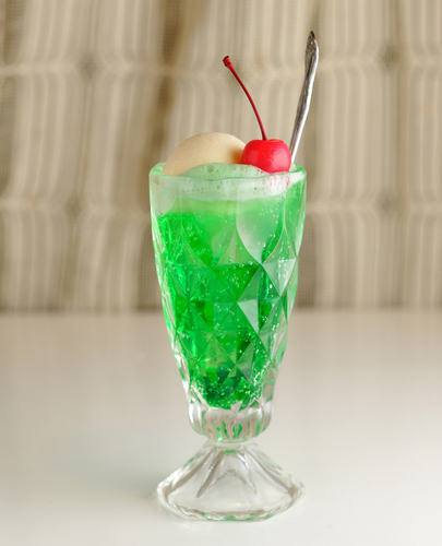 昭和の時代に流行したグラスを使った、昔ながらの「エルベ」のクリームソーダ