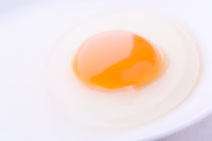 割ったばかりの卵イメージ（photo：フリー素材ぱくたそ www.pakutaso.com）