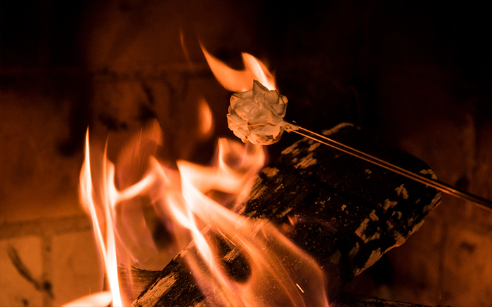 薪の炎で仕上げるデザートのひとつ”スモア”も絶品