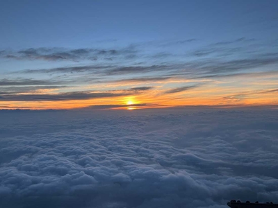 富士山頂上から見た日の出の風景=宮下さん撮影