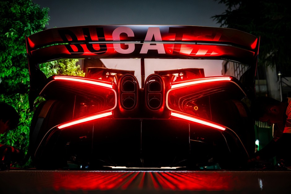 BUGATTI BOLIDEの印象的なリアビュー