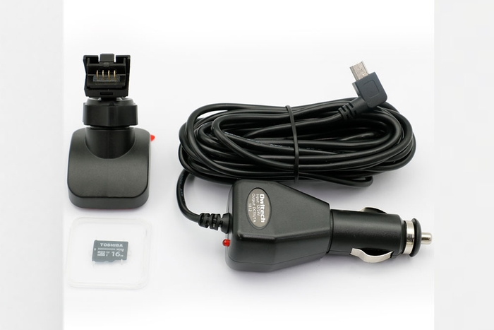 付属品のGPS内蔵ブラケット、シガープラグコード、16GBのmicroSDカード(この他に、C-PLフィルターも付属)