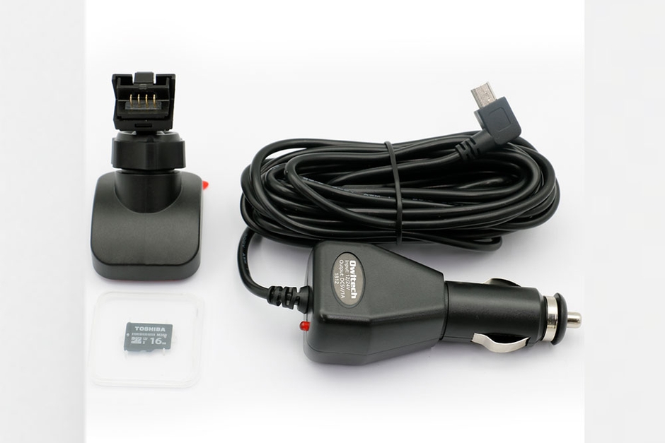 付属品のGPS内蔵ブラケット、シガープラグコード、16GBのmicroSDカード(この他に、C-PLフィルターも付属)