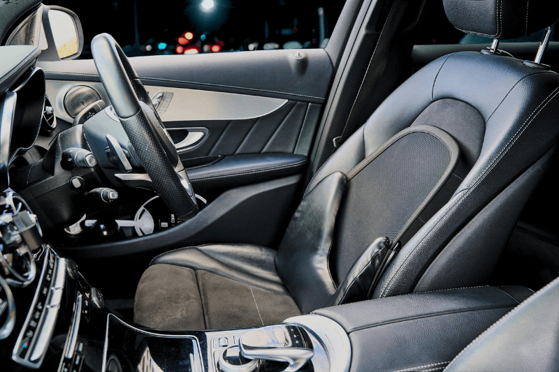 高級レザー際立つシンプルテザイン