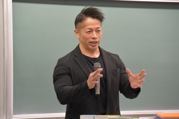 ゲスト講師として登壇した岡田教授