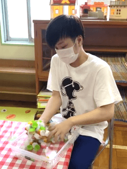 片手にキャップを乗せる「Hand on キャップ」