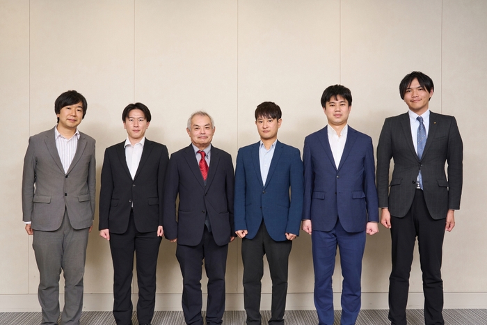 東洋製罐グループホールディングス株式会社　永井 恒明氏(左から3番目)、清水 秀平氏(左から4番目)