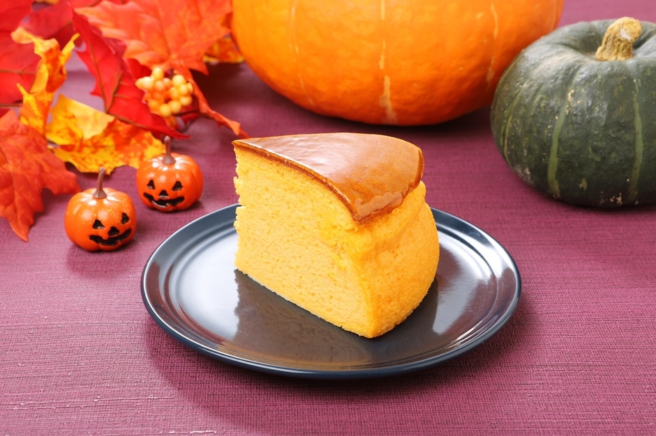ハロウィンシーズンにぴったりの色鮮やかなオレンジ色のチーズケーキ