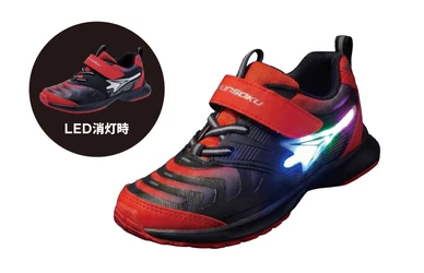 子どものための靴「瞬足」から 足の動きに反応して光るLED搭載モデルが登場