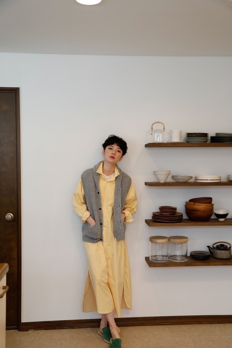 左前仕立てのシャツワンピース￥31,900＊9月発売、スリッパ￥17,600、ニットベスト￥35,200＊10月発売(全て税込)