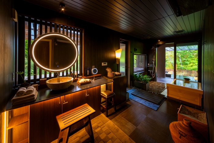 檜の内風呂や化粧室もゆったりと