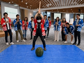 猛暑の夏 社内イベントも屋内へ
グレイドパークで夏祭り気分を味わえる
「スイカ割りセット」を提供開始