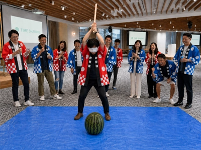 猛暑の夏 社内イベントも屋内へ
グレイドパークで夏祭り気分を味わえる
「スイカ割りセット」を提供開始