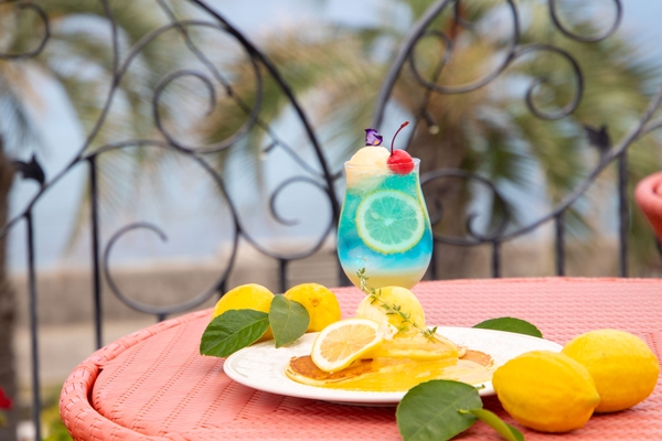 ▲きゅんっ♡とくる淡路島産のレモンパンケーキ（手前）と 海辺のクリームソーダ（奥）