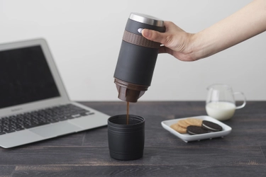 乾電池タイプの屋外で使用できるコーヒーメーカー　 カプセル・コーヒー粉両タイプの対応可能！3月上旬発売
