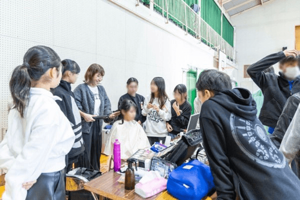 女子だけでなく男子も興味津々。大人気のヘアメイクブース。