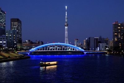 東京の夜景とともに