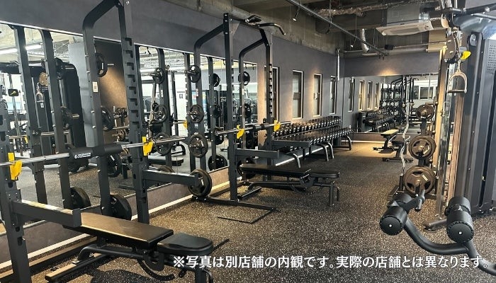 トレーニングマシンと明るい室内が整然と配置されたジム内観