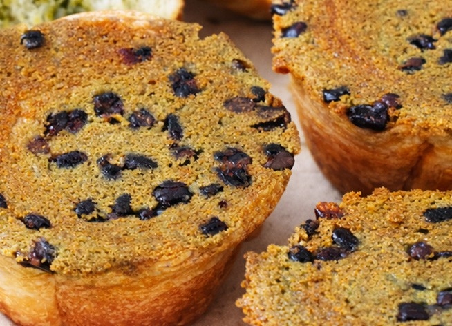 天面は、こんがりと焼きあげた抹茶風味のダマンド生地。ザクっとしたクッキーのような食感が楽しめます。