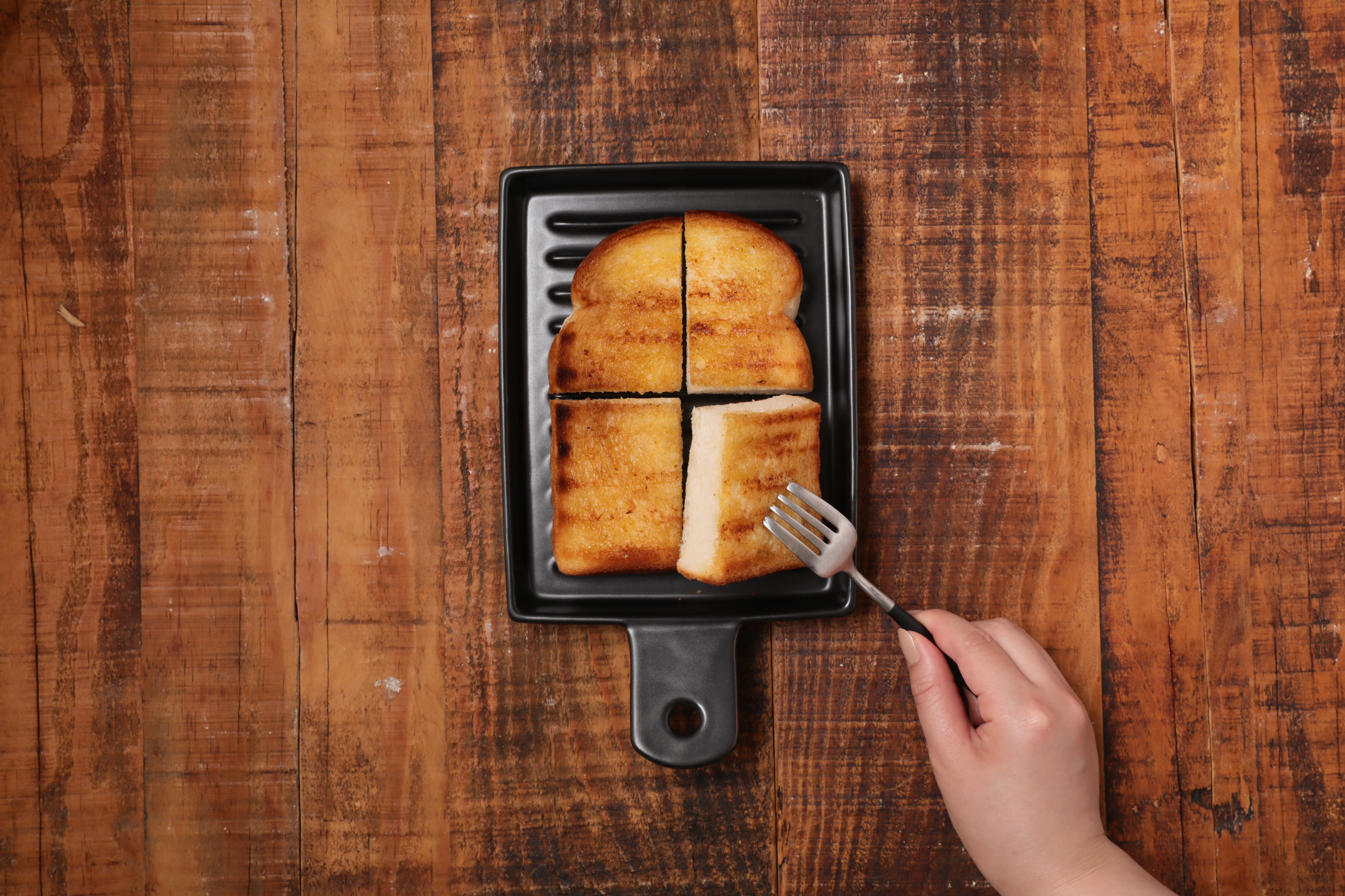 トースター不要！遠赤外線効果で、もちふわ食感を再現「パン専用の陶器プレート」11月1日(日)新発売