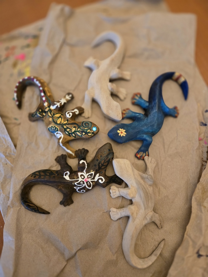 バリ島ウブドの木工職人手彫りのマグネット付き木製ヤモリの絵付け体験