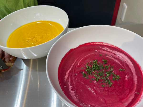 無農薬ビーツのスープ(手前)とパンプキンと紅天使のスープ(奥)　