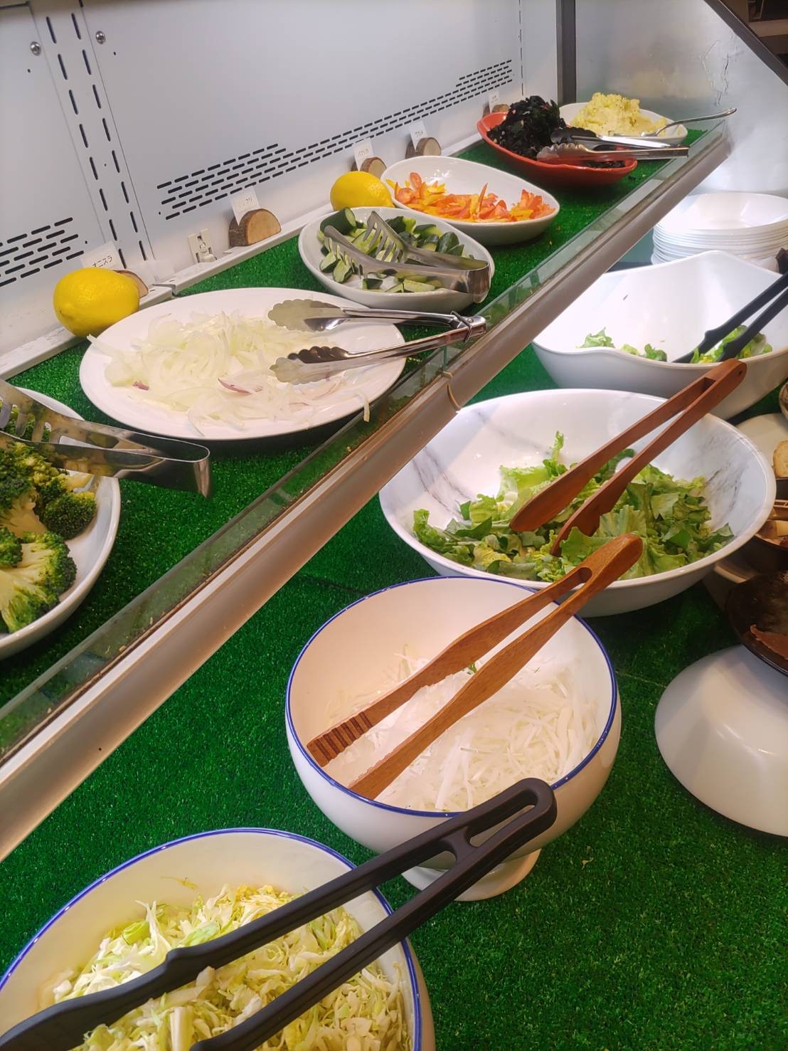 常時10種類以上の新鮮野菜を取り揃えたサラダバー