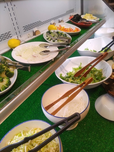 常時10種類以上の新鮮野菜を取り揃えたサラダバー