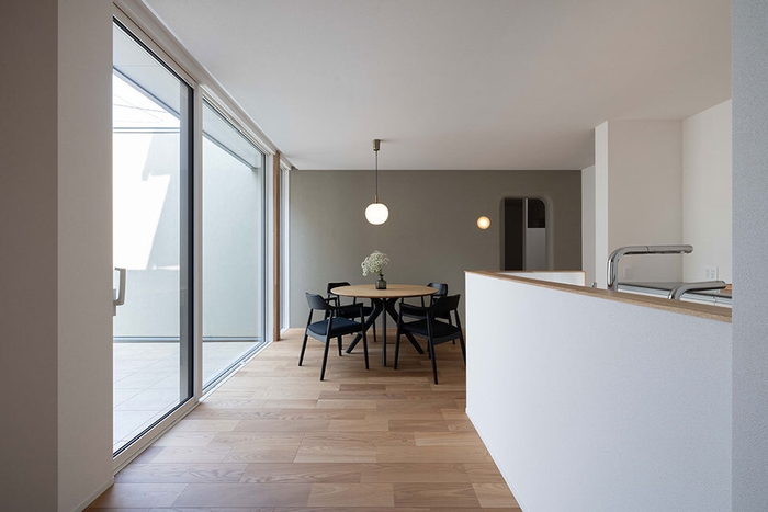 光と風のコンセプトハウス|ダイニングの内と外
