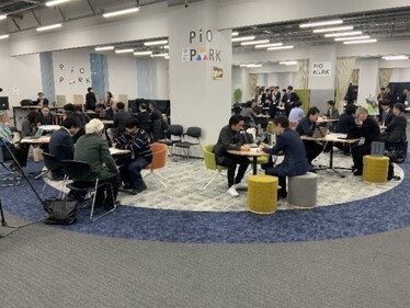 2026年2月20日、羽田イノベーションシティで初めて開催された、宇宙ビジネスの共創を目指すスタートアップと区内企業のマッチングイベント。当日は、内閣府宇宙開発戦略推進事務局 準天頂衛星システム戦略室から準天頂衛星システム「みちびき」の概要に関する基調講演、大田区の事業紹介、区内外宇宙関連スタートアップ企業10社、大田区製造業10社のプレゼンテーションが行われ、大盛況だった