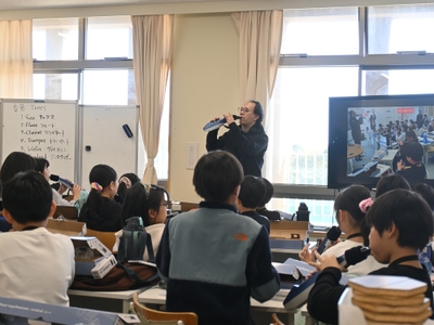 ローランド社員による奏法レクチャーの様子