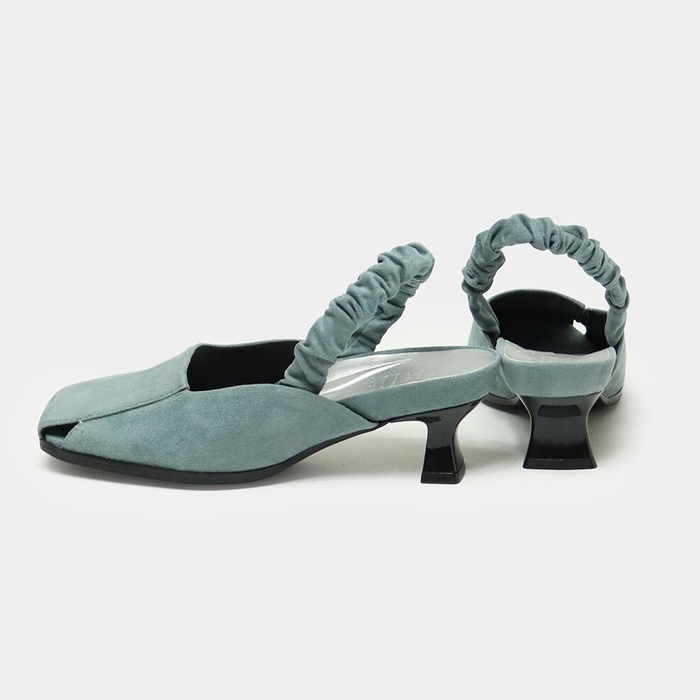 安定感と細見えを両立したヒール形状