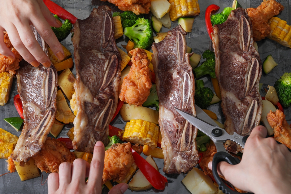 手づかみ骨付きミートと夏野菜のプレート イメージ