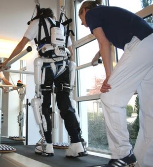 治療の様子(提供:Prof. Sankai, University of Tsukuba / CYBERDYNE Inc.)