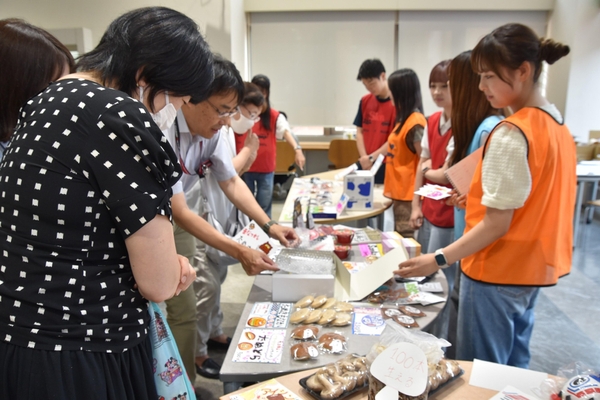 朝に届いたスイーツも並ぶ