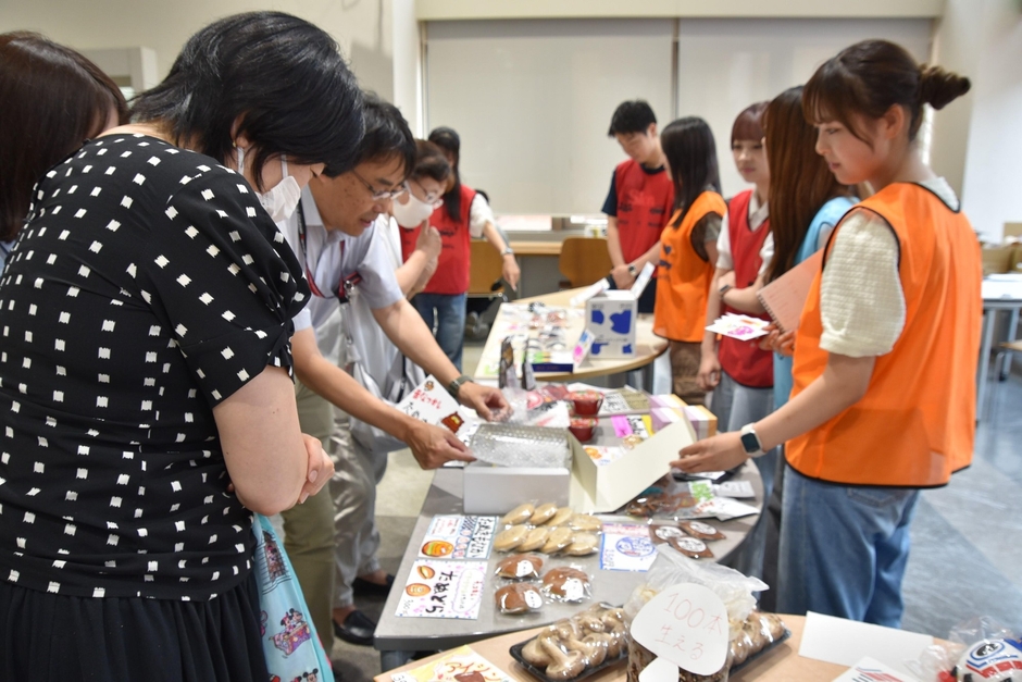 朝に届いたスイーツも並ぶ
