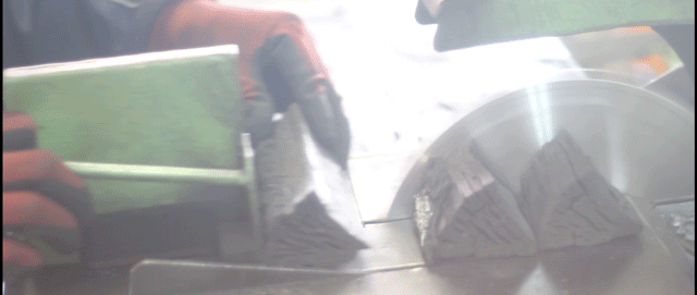 炭切りの様子：職人技