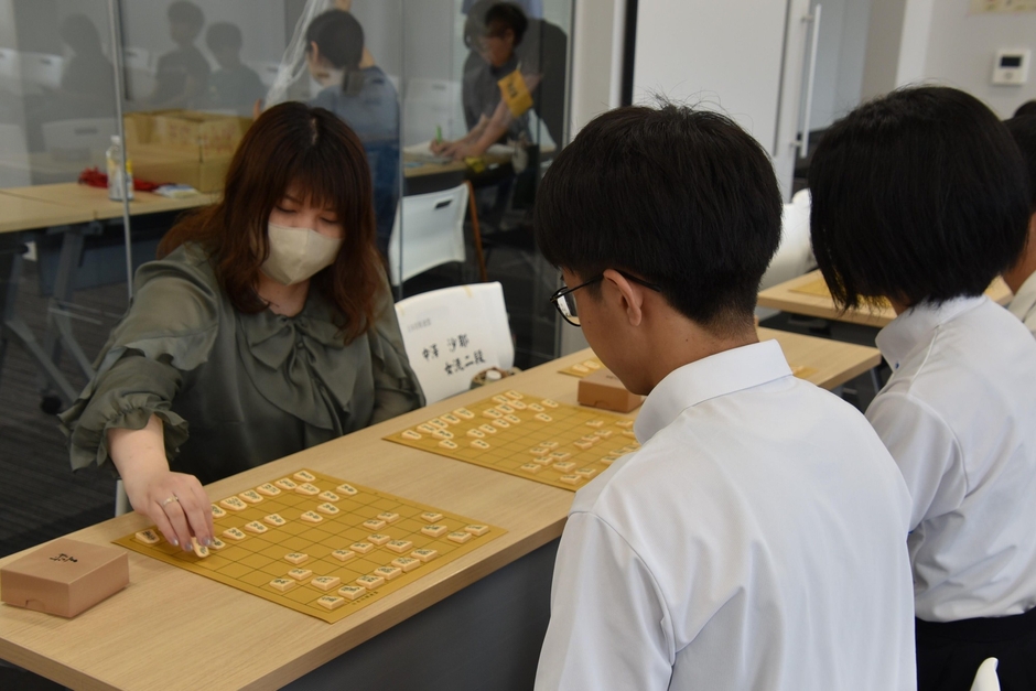 指導対局を行う中澤女流二段