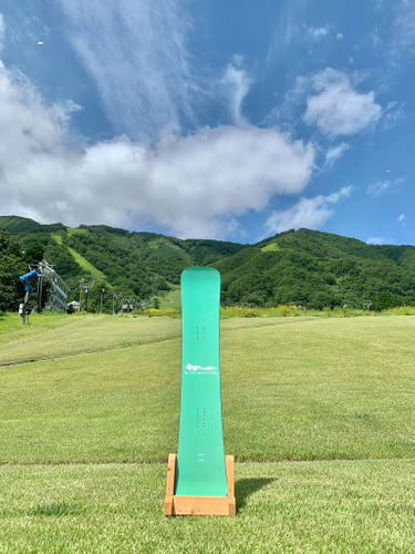 国内初、五竜ナイターゲレンデを滑ることに特化したスノーボードHakuba Goryu 158cm。グリーンシーズンのナイターゲレンデ、とおみゲレンデにて撮影。