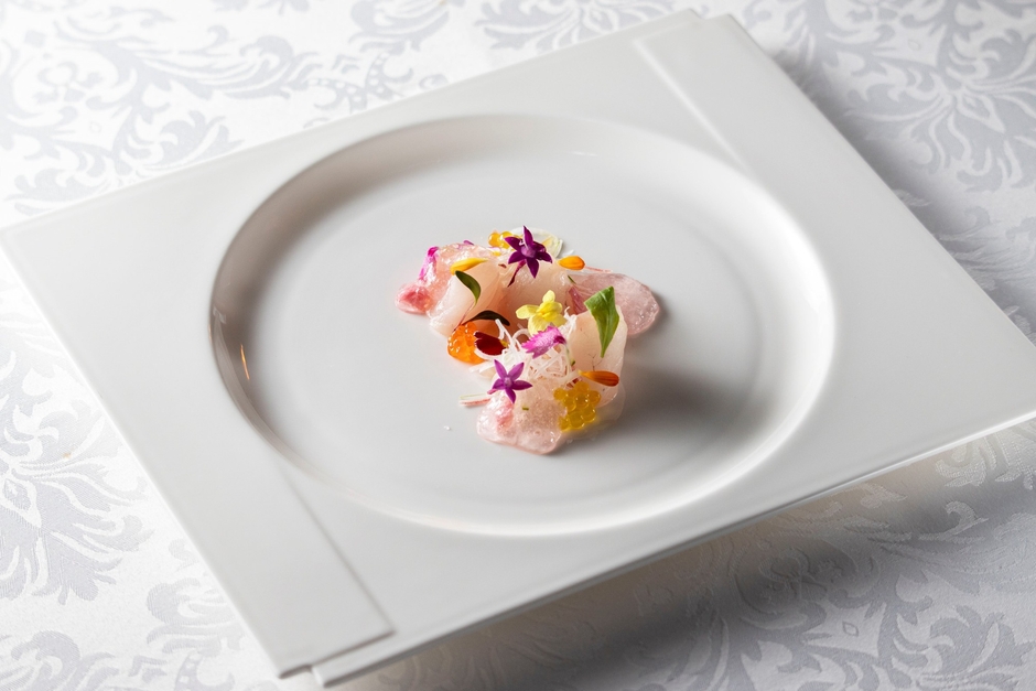 ▲淡路島産の桜鯛とサクラマスを使用した春限定のフレンチコース　※写真はイメージです