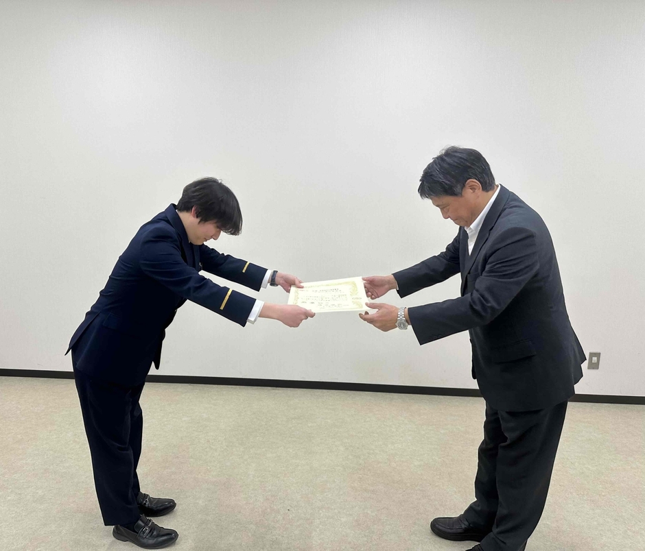 デザインした駅係員が表彰される様子