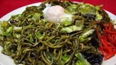 東村山のご当地グルメ「黒焼きそば」 イカ墨と10種のスパイスを配合したソースが特徴