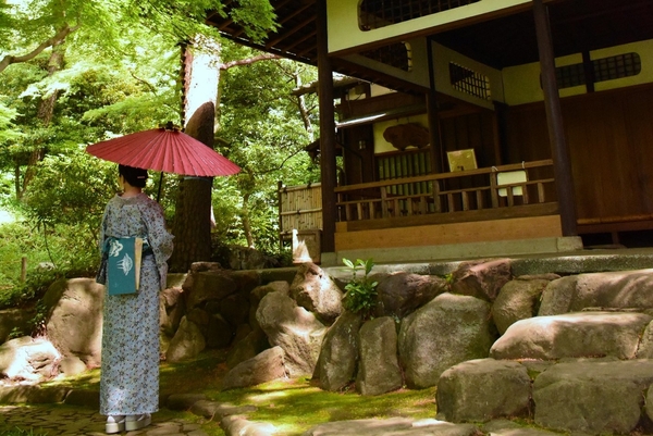 和傘を差した様子のイメージ（殿ヶ谷戸庭園）