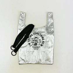 ROOTOTEコラボでおしゃれさん確定！スヌーピーのシルバーバッグ。