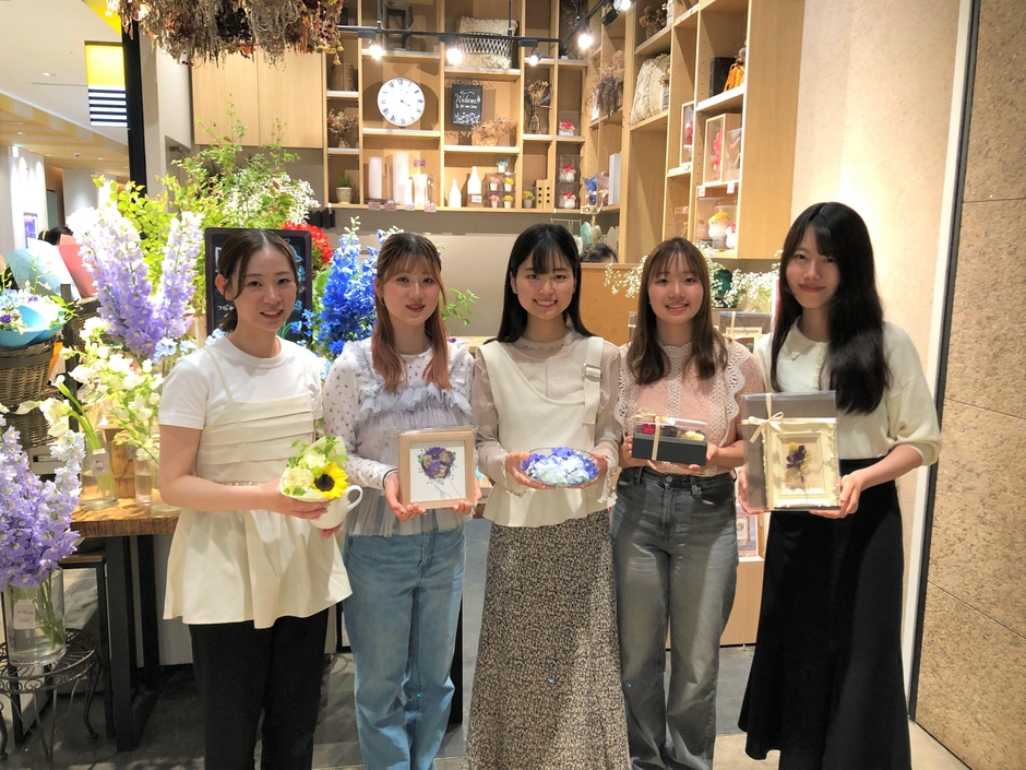 店頭で新アイテムを手に並ぶ各チーム代表